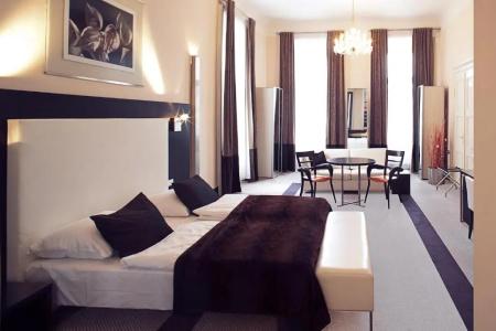 Old Town Square Residence by Emblem - 35