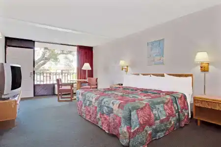 Days Inn by Wyndham/Central - 17