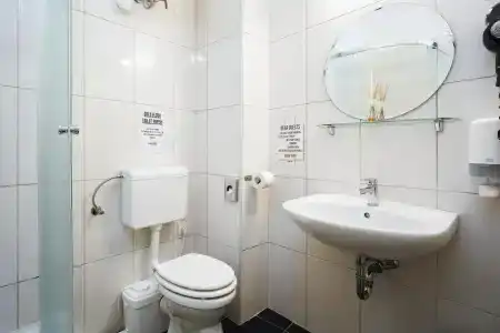 Maverick Hostel & Ensuites - 8
