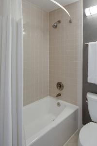 Courtyard by Marriott Boston Logan Airport - 9