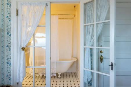 Martine Inn - 37