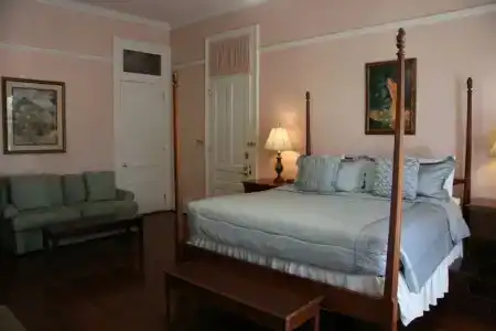 The Queen Anne - 1