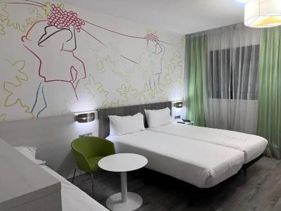Ibis Styles Madrid Prado - 36