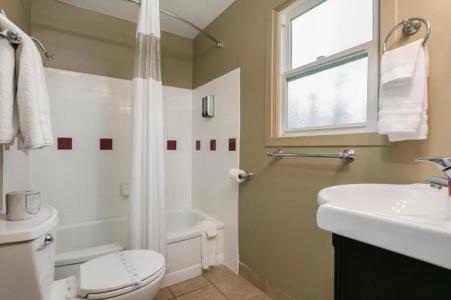 Courtesy Inn Downtown - 16