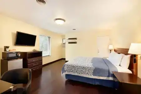 Days Inn by Wyndham Austin/University/Downtown - 4