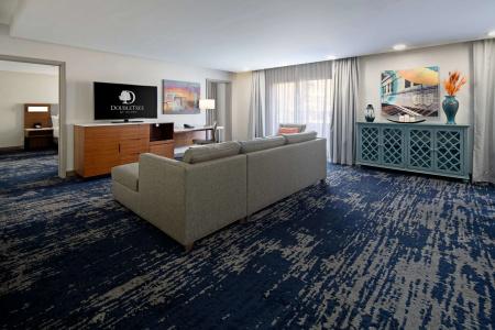 DoubleTree by Hilton - 5