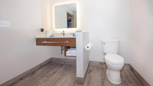 Holiday Inn Express & Suites Beach Beachfront by IHG - 75
