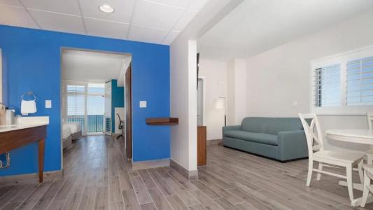 Holiday Inn Express & Suites Beach Beachfront by IHG - 139