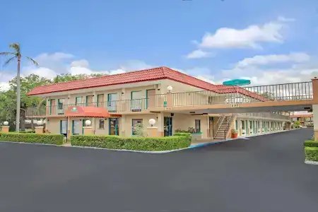 Days Inn by Wyndham/Central - 10