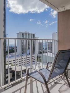 Tropical Studios At Marine Surf Waikiki - Free Parking - Best Location - Full Kitchen - Swimming Pool - 158