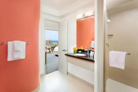 Courtyard by Marriott Waikiki Beach - 15