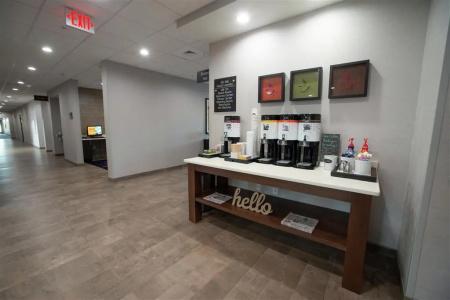 Hampton Inn & Suites Airport - 34