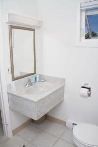 Atlantis Oceanfront Inn - 9