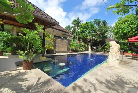 Yulia Beach Inn Kuta - 37
