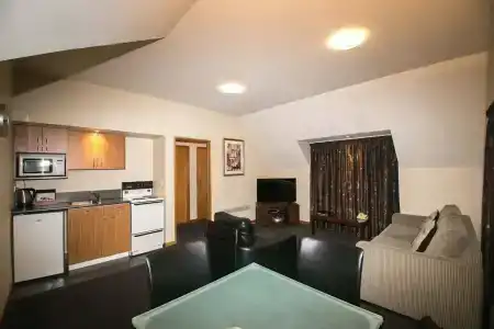 Allan Court - 11