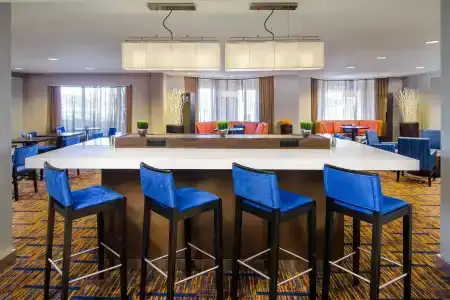 Courtyard by Marriott Broadway - 22