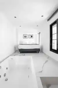 Melo Athens - 155