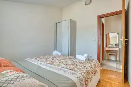 Elena - 44