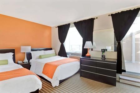 Howard Johnson by Wyndham Long Island City - 2