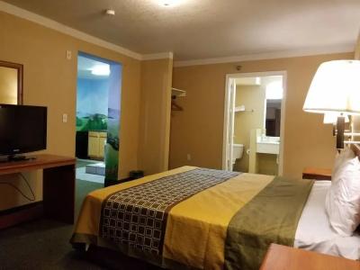 The Crossroads and Suites - 4