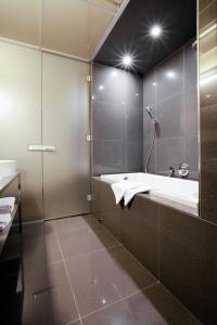 Old Town Square Residence by Emblem - 48