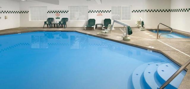 Holiday Inn Express & Suites, an IHG - 11
