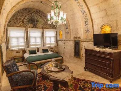 Solo Cave Suites - 211