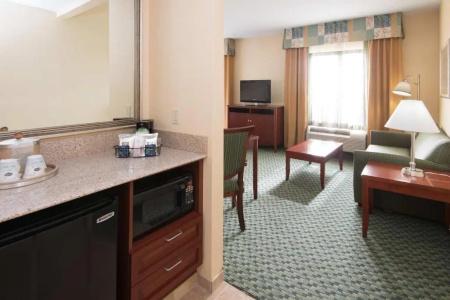 Hampton Inn & Suites West - 68