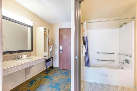 La Quinta By Wyndham East - 6