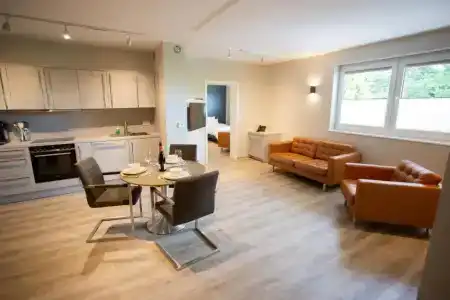 Circle Inn - 100