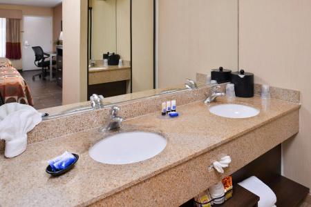 Best Western Plus Raffles Inn & Suites - 42