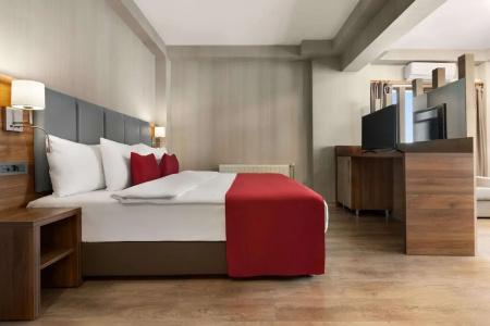 Ramada by Wyndham Van - 59