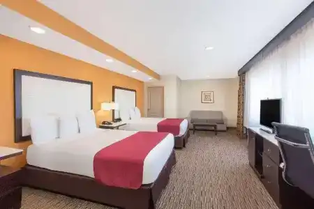 Ramada by Wyndham Culver City - 20