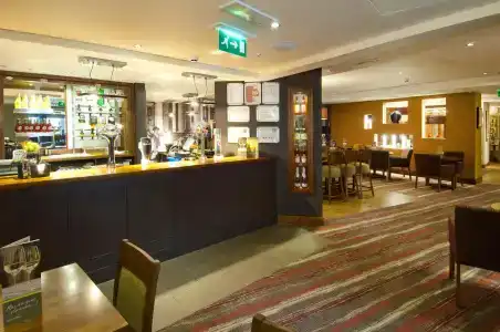 Premier Inn Waterloo - 8