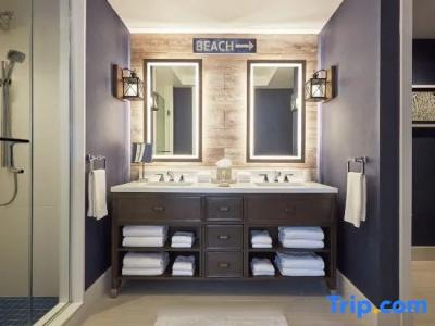 The Waterfront Beach Resort, A Hilton - 273