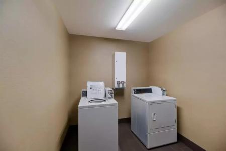 Comfort Suites West - 33