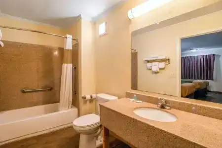 Rodeway Inn & Suites Fort Jackson - 8