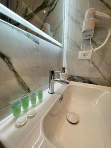 Rias Penthouse Suites - 321