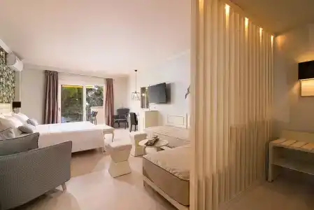 Neikos Mediterraneo Luxury Suites - 71