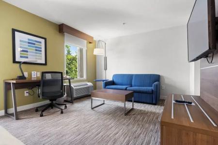 Holiday Inn Express and Suites, an IHG - 76
