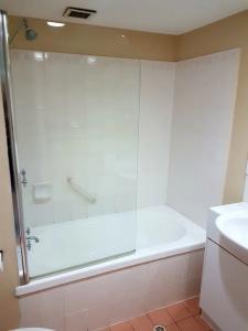 Outrigger Burleigh - 90