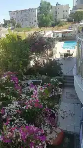 ÜnSide Apart - 18