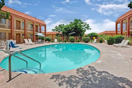 Super 8 by Wyndham Airport - 9