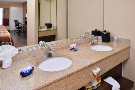 Best Western Plus Raffles Inn & Suites - 8