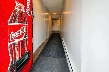 Econo Lodge Village - 13