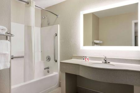 Howard Johnson by Wyndham Lookout Mountain - 7