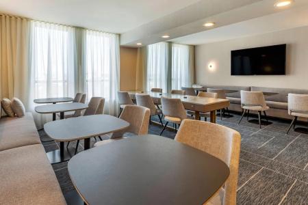 Sheraton Suites Old Town - 57