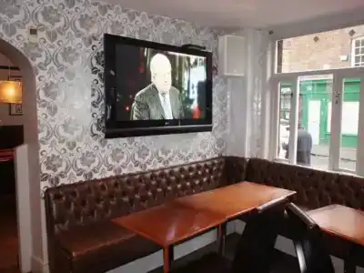 The Crown & Anchor - 14