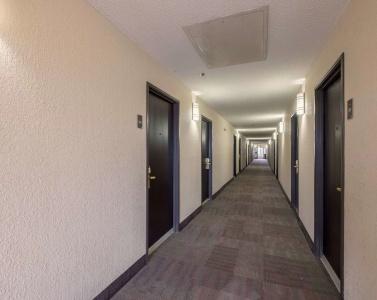 Red Roof Inn & Suites West - 14
