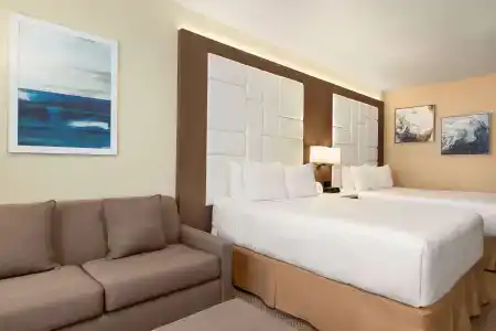 Wyndham Anaheim - 3